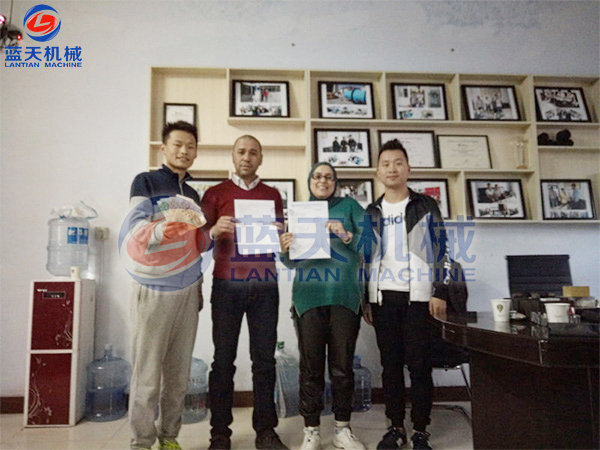 摩洛哥客戶現場試機魚干烘干機